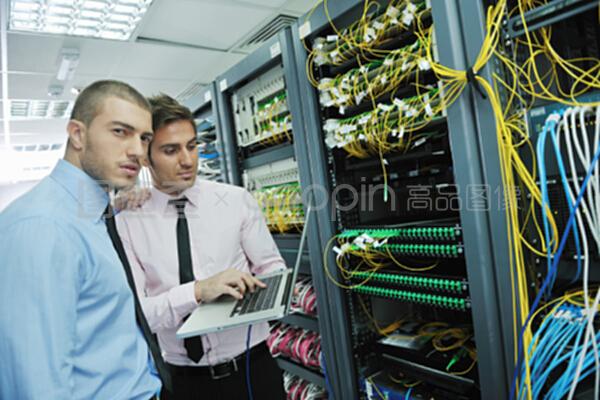 网络服务器室中的网络工程实施与优化